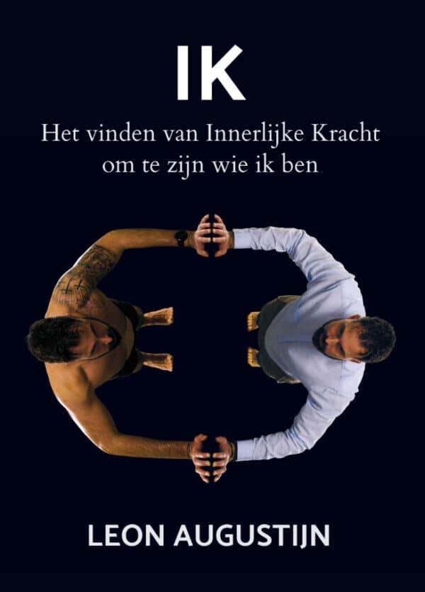 Boek 'IK' en wit speldje 'LoveOthers'